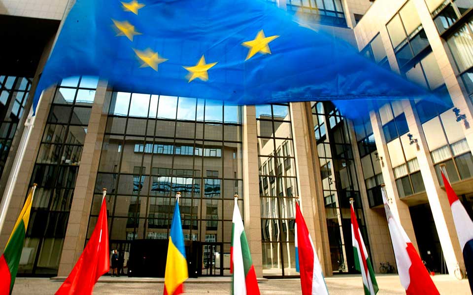 Greece seeks EU backing for asylum suspensions, return hubs | eKathimerini.com